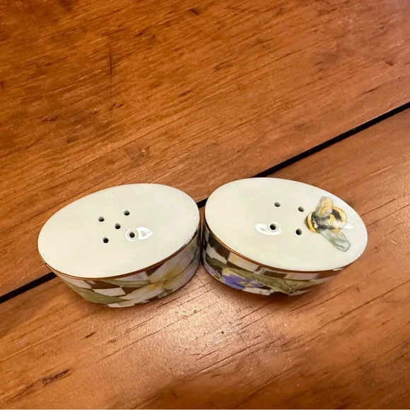 MacKenzie-Childs Black and White salt and pepper shakers - Picture 2 of 4